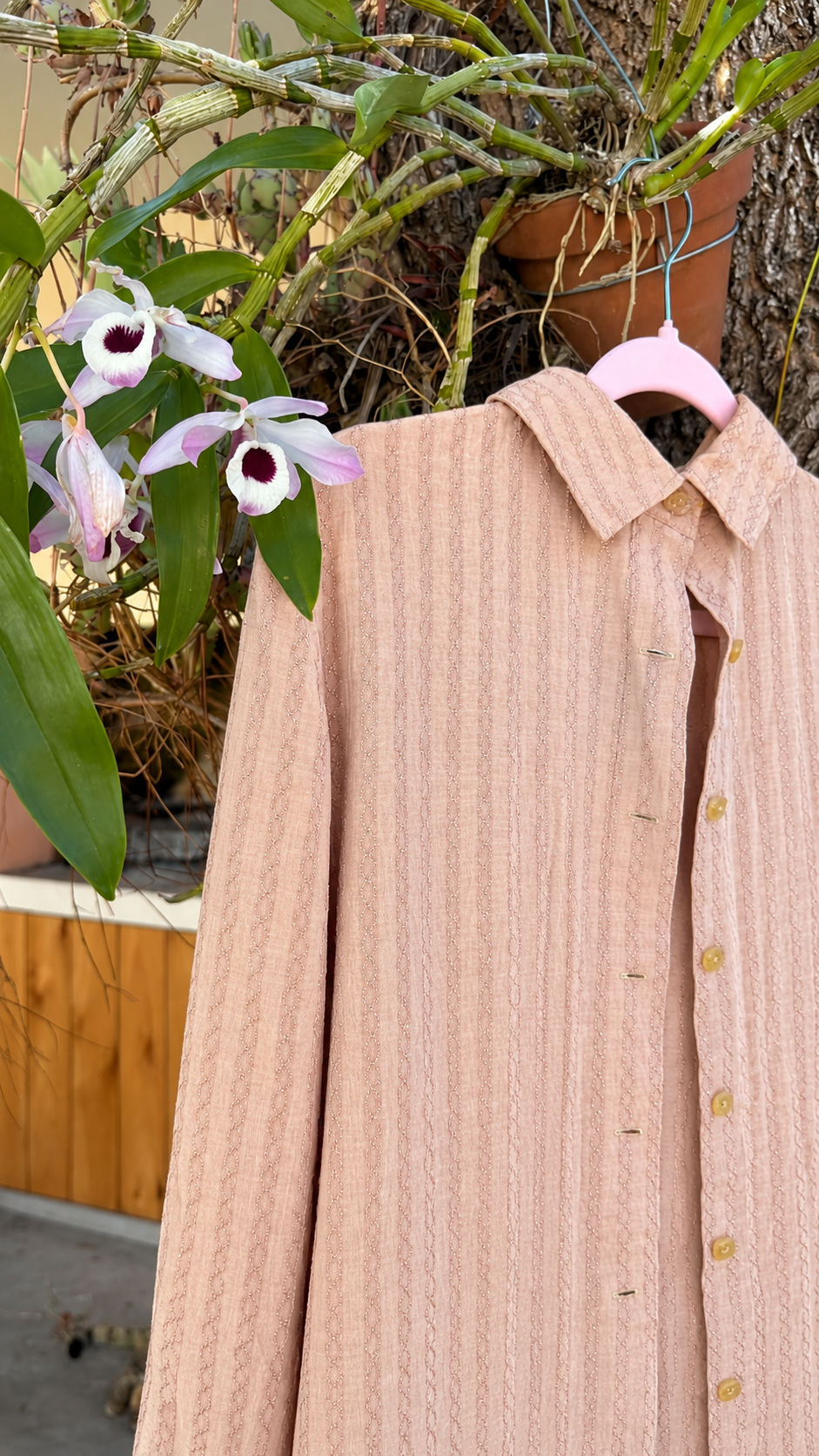 Camisa Vintage Romántica con Prendedura Trasera
