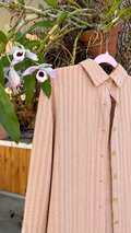 Camisa Vintage Romántica con Prendedura Trasera