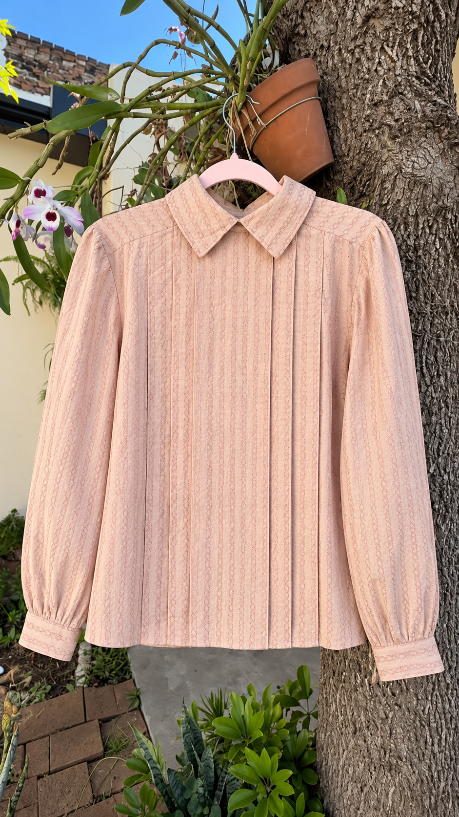 Camisa Vintage Romántica con Prendedura Trasera