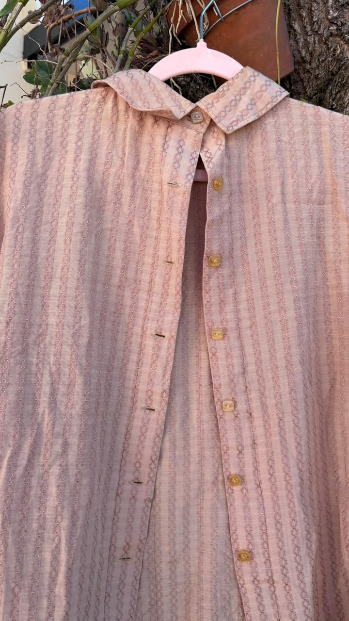 Camisa Vintage Romántica con Prendedura Trasera