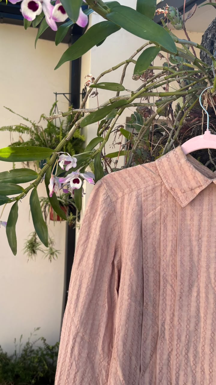 Camisa Vintage Romántica con Prendedura Trasera